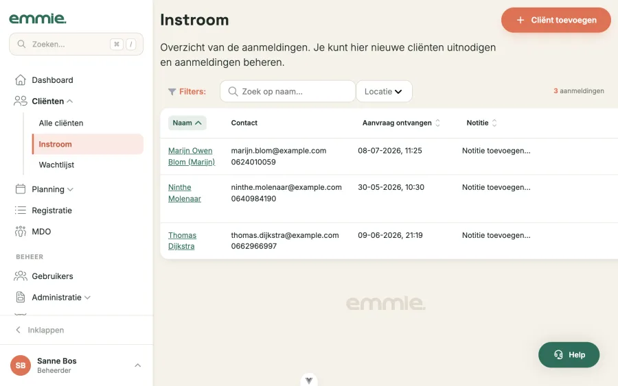 Het instroomoverzicht met drie aanmeldingen, hun contactgegevens en de datum van aanmelding