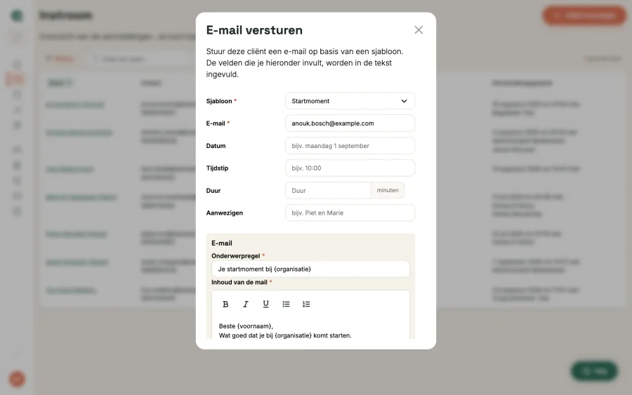 Een e-mail versturen vanuit het sjabloon Meeloopdag, met datum en aanwezigen