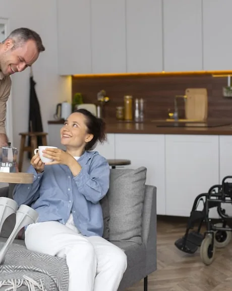 Begeleider brengt koffie tijdens een huisbezoek