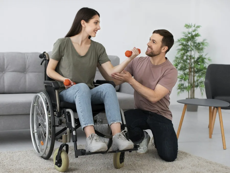 Begeleider oefent samen met een cliënt in een woonkamer